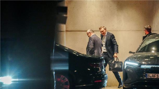Haushaltskrise: Wirtschaft fordert Koalition zu Einigung auf Christian Lindner (FDP) bei seiner Ankunft am Bundeskanzleramt.