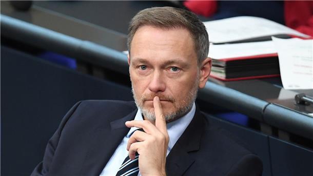Lindner: Steuerentlastung für Arbeitende noch dieses Jahr Christian Lindner (FDP), Bundesfinanzminister, sitzt auf der Regierungsbank im Bundestag. Er strebt rückwirkend eine Erhöhung des Grundfreibetrags in der Lohn- und Einkommensteuer an.