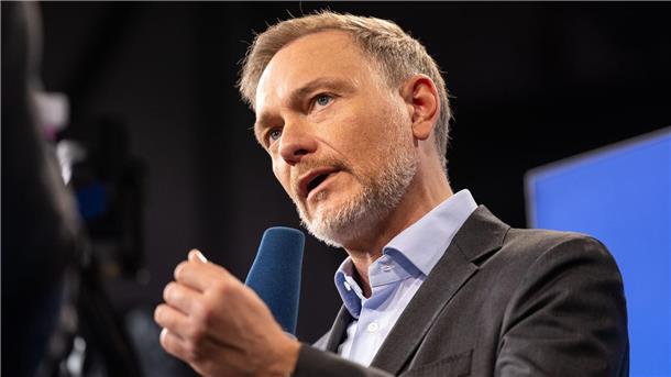Lindner hinterfragt Ausgabenpolitik von Baerbock und Schulze Christian Lindner hat die Ministerien zum Sparen aufgerufen, mehrere Ressorts fordern allerdings mehr Geld.