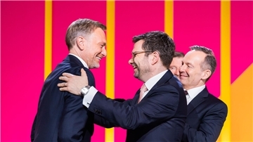 Lindner als FDP-Vorsitzender wiedergewählt  Christian Lindner (l-r) wird von Marco Buschmann und Volker Wissing zur Wiederwahl beglückwünscht.