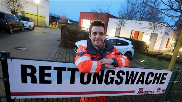 Ein Sanitäter als Influencer Christian Manshen beginnt seine 12-Stunden-Schicht in der Rettungswache.