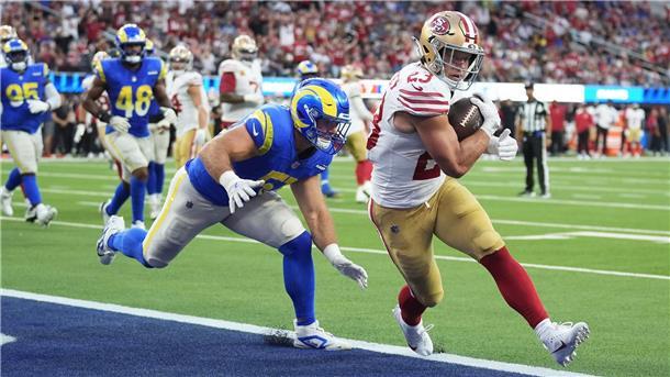 Christian McCaffrey (r) feierte mit den San Francisco 49ers einen überraschenden Sieg in Los Angeles.