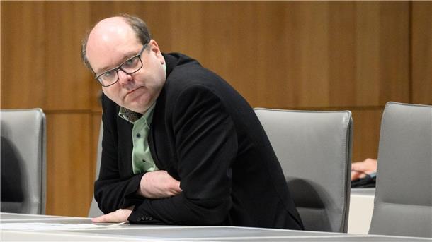 Umweltminister will Landesmoorgesellschaft gründen Christian Meyer (Grüne), Umweltminister Niedersachsen, sitzt im niedersächsischen Landtag.