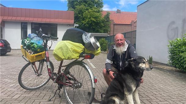 Mann mit Rad und Hund