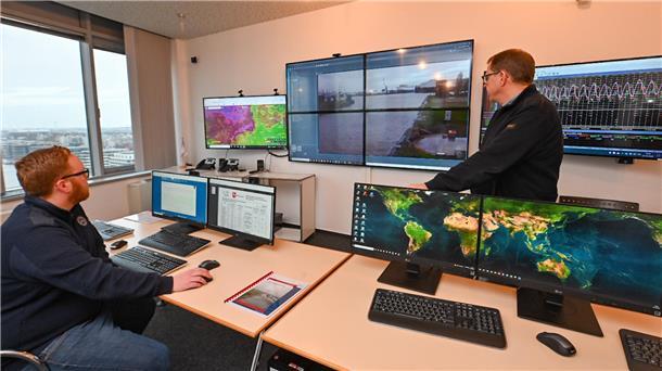 Christian von Seetzen (links) und Henry Behrens im Sturmflutlagezentrum von Bremenports.