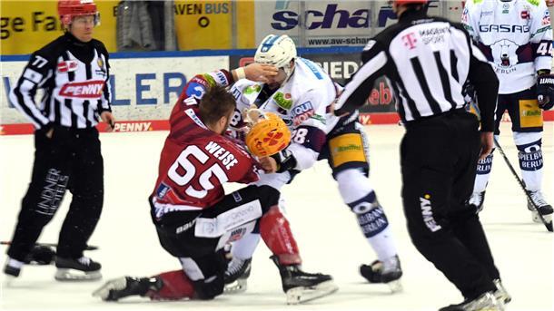 Grenzenloser Jubel: Pinguins siegen im Spitzenspiel und sind DEL-Tabellenführer Christian Wejse (links) und Patrice Cormier im Fauskampf.