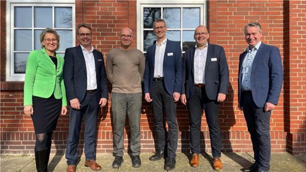 Christiane Thürlings und Bernd Ramien (beide Raiffeisenbank Wesermarsch-Süd) mit Gastredner Gregor Veauthier sowie Hans-Hermann Meents, Volker Bormann und Friedhelm Sander (alle AWE Agrarhandel Weser-Ems, von links).