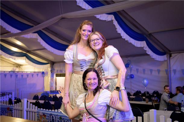 Christin, Kira und Peggy tanzten schon früh auf den Tischen. 