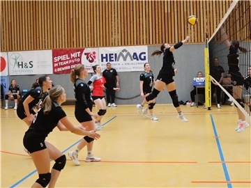 Christina Pastor Brandt im Spiel gegen Hildesheim bei einer Offensivaktion am Netz – ihre Mitspielerinnen schauen aufmerksam zu.
