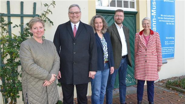 Bachmann-Museum bekommt ein neues Zentraldepot Christina Schultz (von links, Amtsleiterin Bauamt Landkreis), Landrat Marco Prietz, Ellen Horstrup (Leiterin Bachmann-Museum), Dr. Stefan Hesse (Vorsitzender Stiftung Bachmann-Museum und Kreisarchäologe) und Kreisrätin Dr. Silke Fricke arbeiten gemeinsam daran, das neue Zentraldepot des Bachmann-Museums zu verwirklichen.