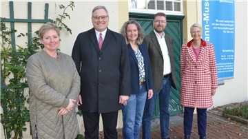 Bachmann-Museum bekommt ein neues Zentraldepot Christina Schultz (von links, Amtsleiterin Bauamt Landkreis), Landrat Marco Prietz, Ellen Horstrup (Leiterin Bachmann-Museum), Dr. Stefan Hesse (Vorsitzender Stiftung Bachmann-Museum und Kreisarchäologe) und Kreisrätin Dr. Silke Fricke arbeiten gemeinsam daran, das neue Zentraldepot des Bachmann-Museums zu verwirklichen.