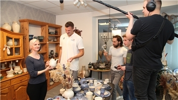Christina Wolter (formschön Keramik, links) berät Eisbären-Basketballer Robert Oehle beim Kauf einer Teekanne. Die Studenten (von rechts nach links) Emil Drud, Jerrit Appel und Alexander Schönjahn filmen sie dabei.