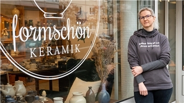 Christina Wolter verlässt die Verkaufsräume in der Bürger 111.