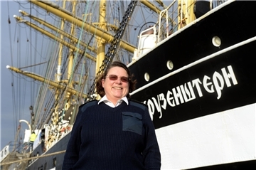 Der Kindheitstraum, eines Tages auf dem russischen Großsegler „Kruzenstern“ zu fahren, hat sich die leidenschaftliche Seefahrerin erfüllt. Ihre Fahrt zeichneten stürmische See und sonnenverwöhnte Tage auf dem Deck ab.