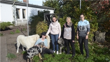 Christine Josten, Vorsitzende des Vereins Tiergnadenhof „Rasselbande“ (Zweite von rechts) und ihr Team haben alle Hände voll zu tun: Zurzeit gibt es 70 Katzen und 68 Hunde in Sandbostel. 