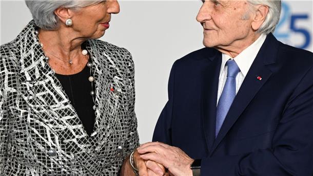 Christine Lagarde lächelt ihren Vorgänger Jean-Claude Trichet an.