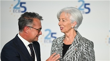 Christine Lagarde, Präsidentin der Europäischen Zentralbank (EZB), begrüßt beim Festakt anlässlich des 25-jährigen Bestehens der Europäischen Zentralbank Joachim Nagel, Präsident der Deutschen Bundesbank.