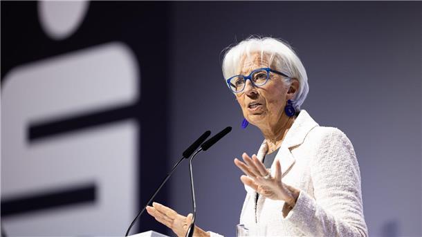 Lagarde: EZB muss Zinserhöhungen fortsetzen Christine Lagarde, Präsidentin der Europäischen Zentralbank (EZB), fordert eine Straffung der Geldpolitik.