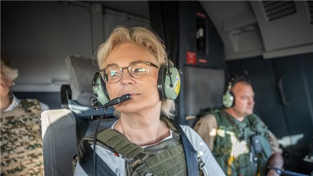 Christine Lambrecht mit Schutzweste im Cockpit eines A400M Transportflugzeugs der Bundeswehr auf dem Flug von Gao nach Niamey im Niger.