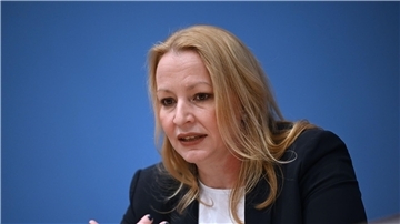 Christine Streichert-Clivot, Ministerin für Bildung und Kultur des Saarlandes und Präsidentin der Kultusministerkonferenz, spricht auf einer Pressekonferenz.