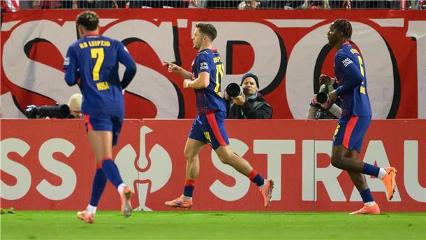 Todesfall überschattet Sieg von RB Leipzig in Cottbus Christoph Baumgartner (RB Leipzig, M) jubelt nach seinem Tor zum 0:2.