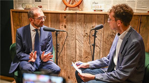 Zwei Männer in einem Interview. 