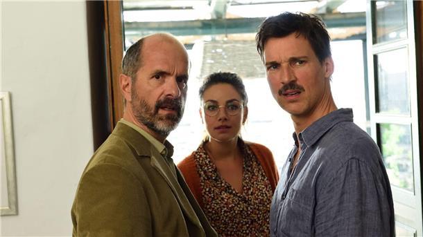 Kino Zeven bietet Unterhaltung und Entspannung Christoph Maria Herbst (von links), Janina Uhse und Florian David Fitz in einer Szene des Films „Der Nachname“.
