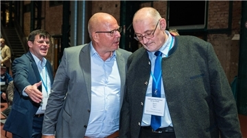 Christoph Schaufert (r.) im Gespräch mit einem Parteikollegen (Archivbild).