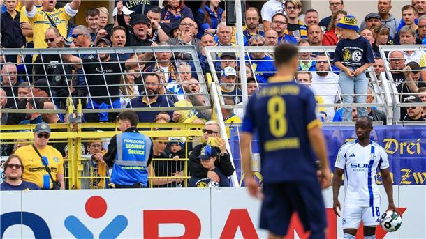 Auch Lok Leipzig stellt Anzeige nach Rassismusvorfall Christopher Antwi-Adjei (r, FC Schalke 04) steht bei einem Einwurf. Der Spieler gab nach dem Spiel an, dabei rassistisch beleidigt worden zu sein.