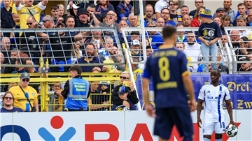 Christopher Antwi-Adjei (r, FC Schalke 04) steht bei einem Einwurf. Der Spieler gab nach dem Spiel an, dabei rassistisch beleidigt worden zu sein.