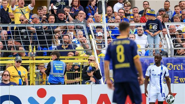 Christopher Antwi-Adjei (r) wehrt sich juristisch nach einem Vorfall im DFB-Pokal in Leipzig gegen eine rassistische Beleidigung.