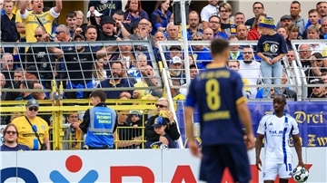 Christopher Antwi-Adjei (r) wehrt sich juristisch nach einem Vorfall im DFB-Pokal in Leipzig gegen eine rassistische Beleidigung.