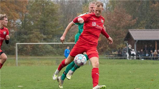 Erste Pleite für Aufsteiger Walsede: Last-Minute-Elfer bringt Nordheide den Sieg Zwei Männer hinter einem Ball.