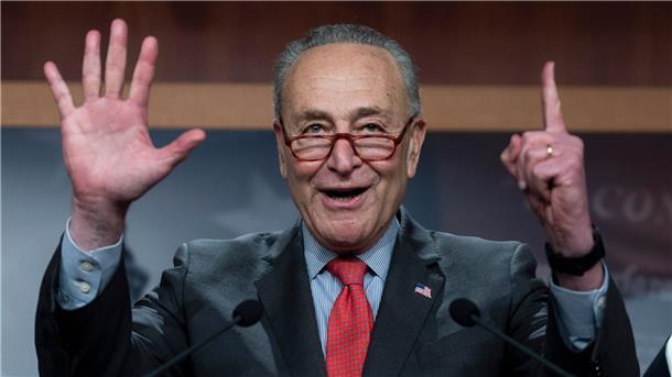 Demokrat siegt bei Stichwahl in Georgia - Schlappe für Trump Chuck Schumer, demokratischer Mehrheitsführer im Senat, signalisiert „51“, während er zu Reportern spricht. Mit dem Sieg der US-Demokraten bei einer Stichwahl um den letzten offenen Senatssitz hat Ex-Präsident Trump erneut eine empfindliche Niederlage erlitten.