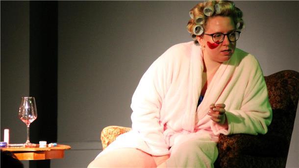 Lange Nacht der Kultur mit Romeo in der Tiefgarage und weiblichen Piraten Cindy aus Marzahn lässt grüßen. Schrill und respektlos, aber mit Humor und Herz. Die Bremerhavenerin Laura Gabrielli plauderte im Piccolo Teatro aus dem Nähkästchen einer Arbeitslosen.