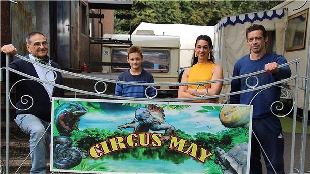 „Circus May“ darf bleiben: Hans-Jürgen Schnellrieder (von links), der elfjährige Anton, Tamara May, Nino Frank, ihr Lebenspartner.