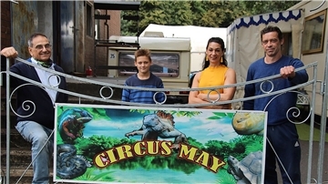 „Circus May“ darf bleiben: Hans-Jürgen Schnellrieder (von links), der elfjährige Anton, Tamara May, Nino Frank, ihr Lebenspartner.
