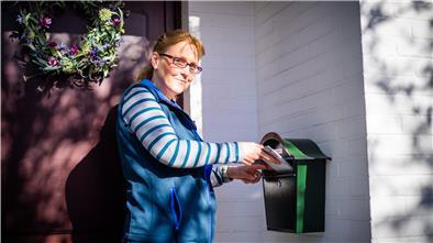 CITIPOST-Zustellerin Ines Drobe während der Briefverteilung in ihrem Zustellgebiet in Speckenbüttel.