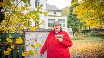 Claudia Gerdes steht auf den Stufen zum Wintergarten der Villa Schlotterhose. Als kind und junges Mädchen hat die Tochter des Fabrikanten-Chauffeurs im Haus und im Park gespielt.