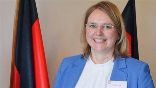 Frau mit Brille lächelt in die Kamera. Es handelt sich um Claudia Kock, von April 2024 bis März 2025 Leiterin des Nordenhamer Finanzamtes.