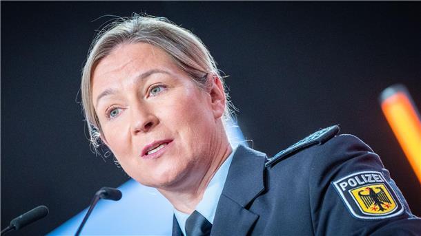 Pechstein in Uniform - Was Beamten erlaubt ist Claudia Pechstein in Uniform beim CDU-Konvent in Berlin.