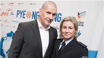 Claudia Pechstein (r), Eisschnellläuferin, und ihr Lebensgefährte Matthias Große bei einer Pressekonferenz.