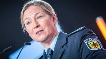 Claudia Pechstein spricht in ihrer Polizei-Uniform beim CDU-Grundsatzkonvent.