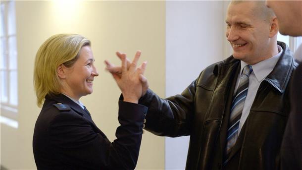 Claudia Pechstein und ihr Lebensgefährte Matthias Große feiern einen juristischen Erfolg.