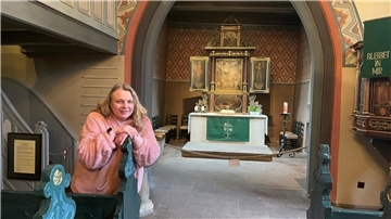 Frau in Kirche