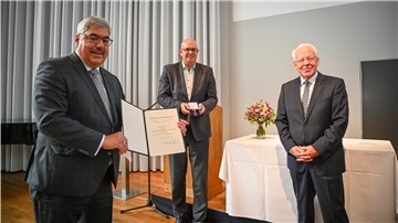 Claus Brüggemann (re.) erhält von der Bundesregierung durch Andreas Bovenschulte (Mitte) und Melf Grantz im Deutschen Auswandererhaus das Bundesverdienstkreuz am Bande. Brüggemanns ehrenamtliches Engagement als Sprecher des Theaterbeirats – aber auch der Vorsitz im Netzwerk Schule, Wirtschaft, Wissenschaft und die Arbeit im Verein Hombre, der für Palliativversorgung Schwerstkranker und die Betreuung ihrer Angehörigen sorgt, waren die Gründe für die Auszeichnung.