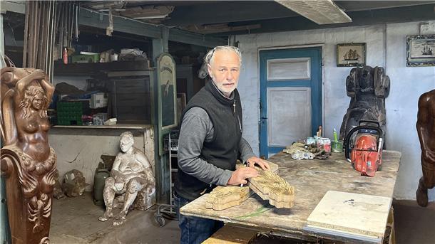 Meister der Meere: Claus Hartmanns Galionsfiguren segeln rund um die Welt Mann in Werkstatt