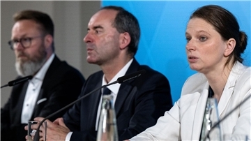 Claus Ruhe Madsen (l-r), Hubert Aiwanger und Melanie Leonhard in Hohenkammer.