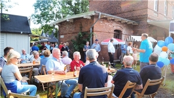 Claus Seebeck begrüßt die zahlreichen Gäste beim CDU Sommerfest auf dem Beerster Bahnhofsgelände.