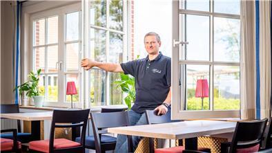Claus Seebeck bereitet sich darauf vor, seinen familiengeführten Landgasthof in Flögeln wieder zu öffnen. Foto: Hartmann